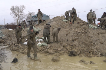 Фотография к новости: В Актобе эвакуируют жителей садоводческих коллективов
