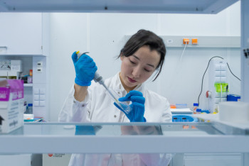 Фотография к новости: Как открытия молодой ученой из Казахстана могут помочь в лечении болезни Паркинсона