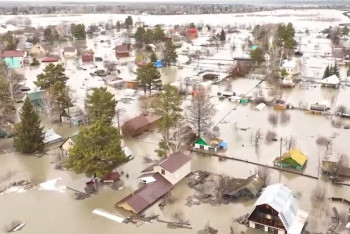 Фотография к новости: Более 700 военнослужащих продолжают эвакуировать пострадавших и укреплять дамбы в СКО