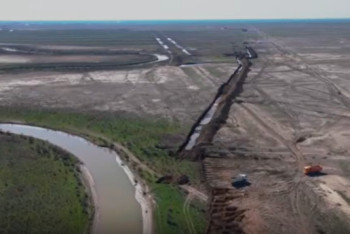 Фотография к новости: 14,5 км каналов роют в Атырау для перенаправления паводковой воды в Каспийское море