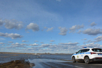 Фотография к новости: Патрульные круглосуточно дежурят на участках автодорог с переливами в СКО