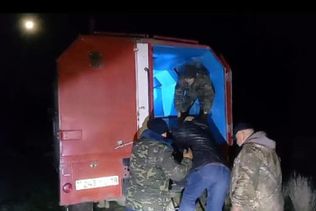 Фотография к новости: Двух мужчин спасли из застрявшего в реке автомобиля в области Абай