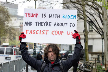 Фотография к новости: Умер мужчина, который поджёг себя во время суда над Трампом