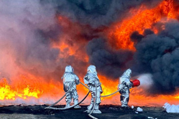 Фотография к новости: Огромный пожар на складе автозапчастей тушат в Степногорске