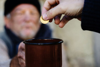 Фотография к новости: В Мангистау лиц с инвалидностью заставляли просить милостыню