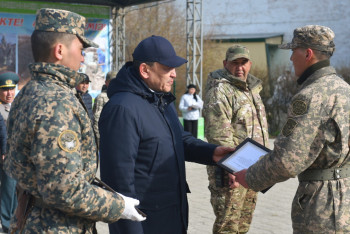 Фотография к новости: Аким СКО поблагодарил  военных - участников противопаводковых мероприятий