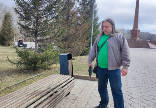 Фотография к новости: Общественник показал "пизанские" фонари в парке Семея