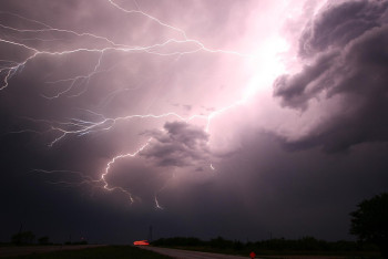 Фотография к новости: Штормовое предупреждение объявлено в 14 регионах страны