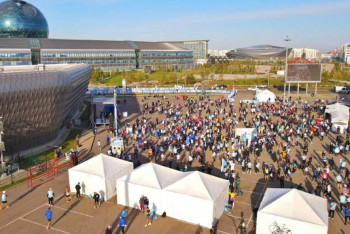 Фотография к новости: Участники полумарафона собрали мусор после забега в Астане