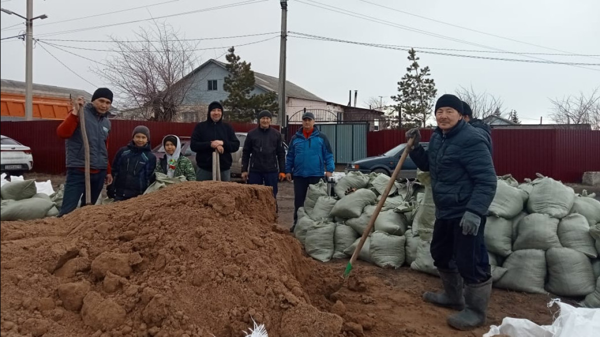  слева Д.Исин с сыновьями/из семейного архива