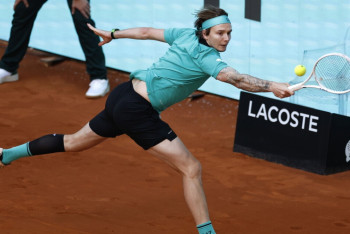 Фотография к новости: Александр Бублик сделал камбэк и вышел в четвертый круг турнира в Мадриде