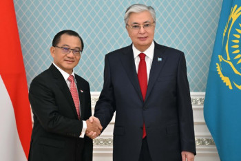 Фотография к новости: Глава государства принял спикера парламента Сингапура Сеа Киань Пена