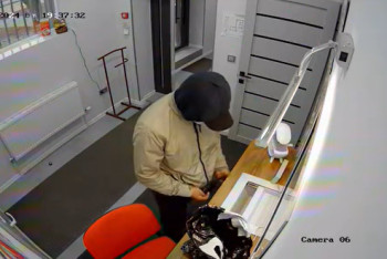 Фотография к новости: Вежливый грабитель с игрушечным пистолетом напал на обменник в Астане