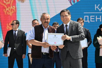 Фотография к новости: День единства народа Казахстана: Ерболат Досаев наградил участников борьбы с паводками