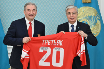 Фотография к новости: Развитие хоккея в странах СНГ обсудил Касым-Жомарт Токаев с Владиславом Третьяком