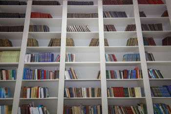 Фотография к новости: Министры дарят книги сельским библиотекам в Казахстане