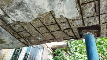 Фотография к новости: Кусок козырька от подъезда обрушился перед коляской с грудничком в Актау