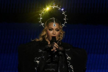 Фотография к новости: Мадонна бесплатно выступила на пляже в Рио-де-Жанейро