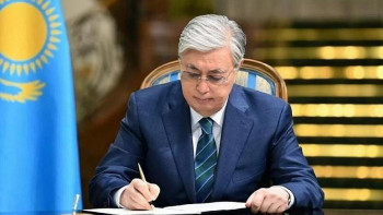 Фотография к новости: Токаев наградил электрослесаря, который самостоятельно ликвидировал задымление на шахте имени Костенко