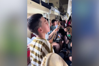 Фотография к новости: Живой концерт в поезде "Атырау-Астана" устроили юные музыканты