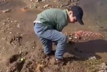 Фотография к новости: Застрявшего в грязи ребёнка спас полицейский в Астане