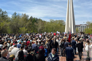 Фотография к новости: Массовый митинг-реквием с возложением цветов к Обелиску славы прошёл в Павлодаре