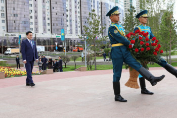 Фотография к новости: Руководитель Администрации Президента отдал дань памяти Бауыржана Момышулы