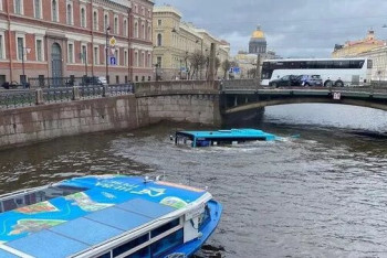 Фотография к новости: Автобус с пассажирами упал с моста в Петербурге