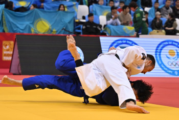 Фотография к новости: Абылайхан Жубаназар одержал досрочную победу на турнире Grand Slam в Астане