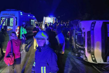 Фотография к новости: В Турции перевернулся школьный автобус с 25 пассажирами