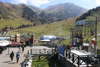 Фотография к новости: Горнолыжный курорт "Шымбулак" временно закрывает канатные дороги