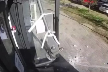 Фотография к новости: Облицовка здания рухнула на ребёнка в Астане