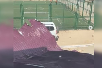 Фотография к новости: Кровля дома упала на автомобиль в Жанаозене