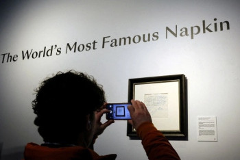 Фотография к новости: Салфетку с первым контрактом Месси продали за рекордную сумму