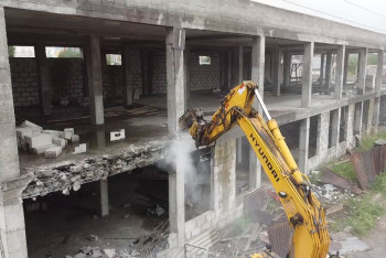 Фотография к новости: Многоэтажное здание сносят в Алматы