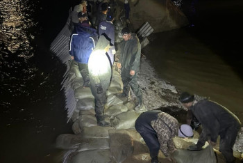 Фотография к новости: Поврежденную дамбу восстановили в Атырауской области