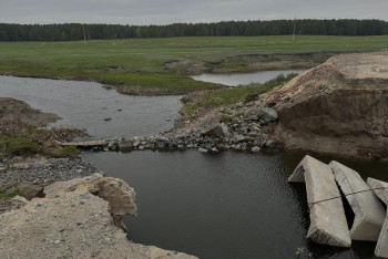 Фотография к новости: Босиком через речку, чтобы попасть в школу: видео в соцсетях возмутило акмолинцев