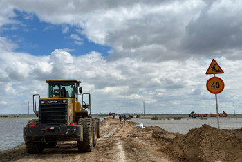 Фотография к новости: Дамбы наращивают в селе Боран в ВКО