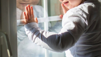 Фотография к новости: Статистика которой нет: случаи падений детей из окна участились в Казахстане