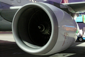 Фотография к новости: Человек попал в работающий двигатель самолета в аэропорту Амстердама