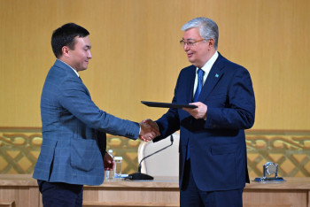 Фотография к новости: Касым-Жомарт Токаев вручил жилищные сертификаты молодым ученым