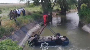 Фотография к новости: Легковушка съехала в канал в ВКО: погиб водитель