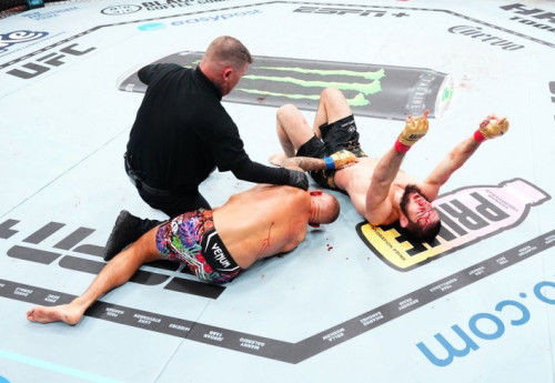 Фотография к новости: Ислам Махачев задушил Порье на глазах у Хабиба и в третий раз защитил титул