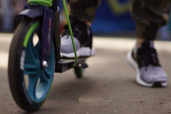 Фотография к новости: Мужчина избил врезавшегося в него ребёнка на самокате