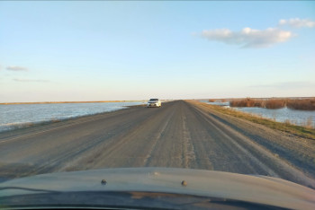 Фотография к новости: На трассе "Атырау-Уральск" продолжаются противопаводковые мероприятия