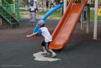 Фотография к новости: Ребёнок застрял в игровом кольце на детской площадке в Павлодаре