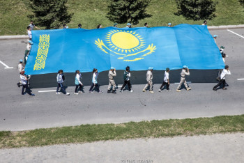Фотография к новости: В Жетысу в День государственных символов организовали патриотическое шествие
