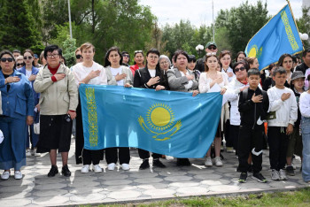 Фотография к новости: Более 1000 человек исполнили гимн РК в Семее