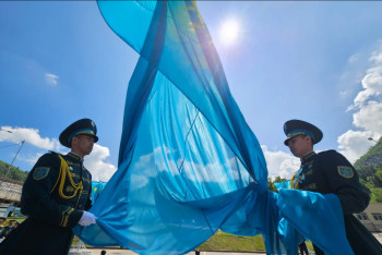 Фотография к новости: Церемония поднятия государственного флага прошла в Алматы