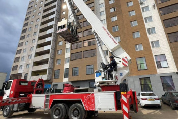 Фотография к новости: Десять человек эвакуировали из горящей многоэтажки в Астане